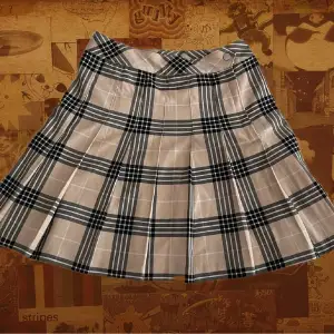 Jättefin beige kjol, som jag använt lite då och då. Den är i jättefint skick och sitter väldigt fint på! ✨🤎 Köparen står för frakten  