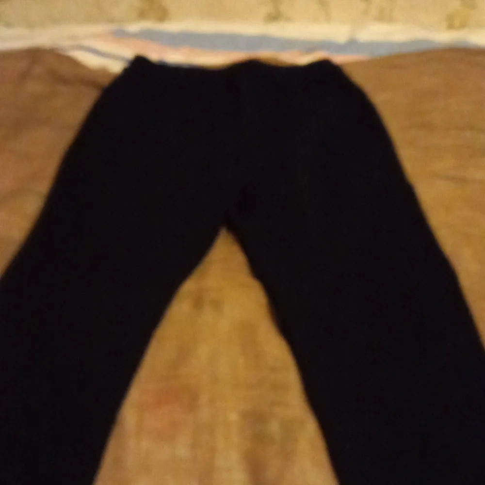 Bra skinnbyxor svarta den är ny . Jeans & Byxor.