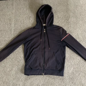 Moncler hoodie  - Size: L passar S-M Skick: 5/10 solblekt framsida, huva och ärmar