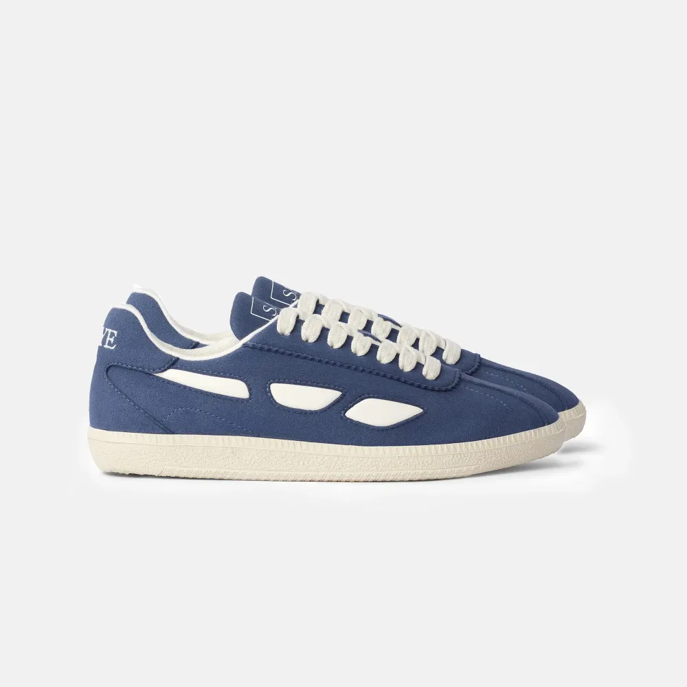 Säljer mina sneakers från saye. Aldrig använda och helt i nyskick. Nypris 1200, säljer för 600. Storlek 38. Fraktar gärna men kan också mötas upp i Uppsala!. Skor.