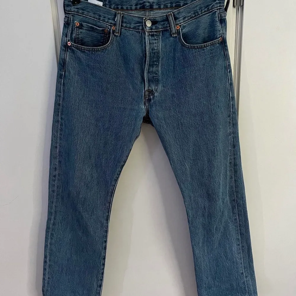 - 399kr - 33/30 - Mellanblå - Varan är i väldigt bra skick! . Jeans & Byxor.