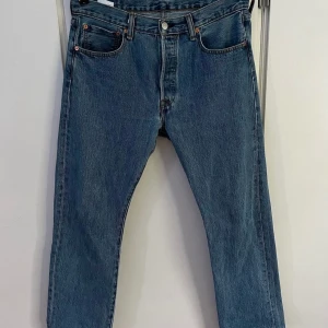 Levis 501 - - 399kr - 33/30 - Mellanblå - Varan är i väldigt bra skick! 
