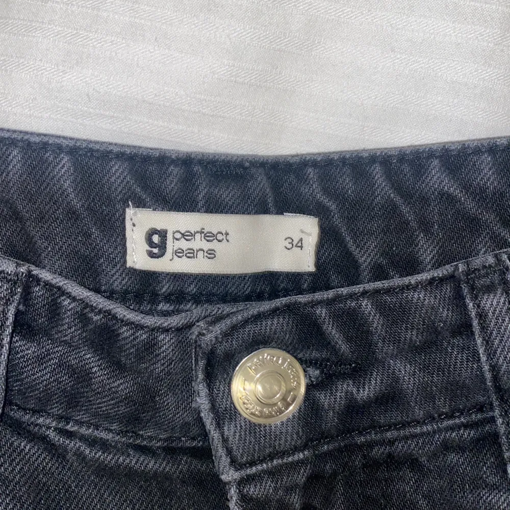 Ett par svarta jeans från Gina tricot i storlek 34/xs. Använt ett par gånger men i bra skick. Mid waist med hål vid knäna och passar mig bra som är runt 155/160. Säljer för 150kr. . Jeans & Byxor.