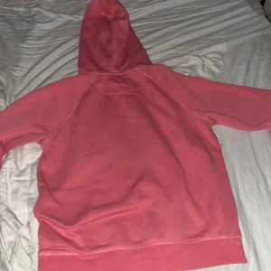 Gant hoddy st 170 - En fläk på magen, lite liten i storleken annars är den i bra skick oanvend 