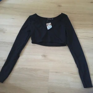 Boohoo tröja stl34 - En svart tröja stl 34 från boohoo oanvänd 