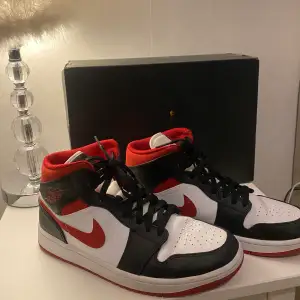 Säljer mina Jordans White/ Gym Red/ Black som jag använt typ 2 gånger eftersom att jag kände att det inte riktigt var min grej med höga skor.   Dem är i jättebra skick och i storlek 43.