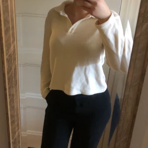 Stickad tröja från zara - Köpt förra hösten, bra skick. Lite cremevit. Storlek M men passar S och xs eftersom den är liten i storleken💓