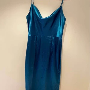 Klänning - En super fin grön klänning. På bilden ser den blå ut men den har en jätte vacker grön färg. Storlek S. 150kr. Tryck inte på köp nu. Skriv privat istället. Köparen betalar frakten.