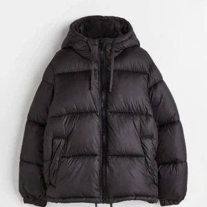Puffer - Jättetrendig och varm pufferjacka i en oversize modell. Aldrig använt, prislapp kvar, slutsåld på hemsidan i Xs💕💕 BUDA I KOMMENTARERNA ELLER KÖP DIREKT FÖR 700