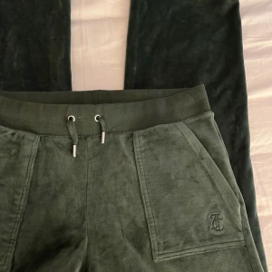 Juicy Couture gröna  - Super sköna mjukisbyxor, använd ca 3 gånger. Som helt nya. Skriv vid frågor eller fler bilder på.☺️