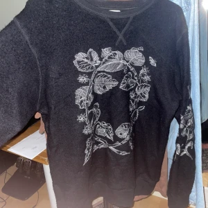 Soulland knitted  - Jätteskön stickad tröja i merinoull. Därför kliar den inte och är ist mjuk. Fint material och knappt använd. Passar inte mig längre, nypris 2000.