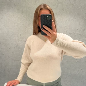 Vit stickad tröja i Ull🤍 - Fin vit stickad tröja i Ull som håller värmen bra, perfekt till hösten!🤍Tröjan är gjord av en ullblandning. Hör av dig med eventuella frågor :)  