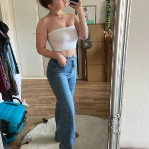 Jeans - Säljer mina fina blåa jeans, köpt från shein å har använt dom fåtal gånger. Otroligt sköna och funkar till allt. Köparen står för frakten ❤️