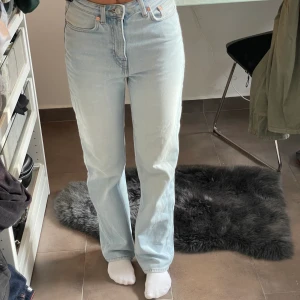 Weekday Jeans - Voyage high straight jeans  - Säljer dessa weekday jeans i storlek 25/30.   Superbra skick, som nya! Jag är 162 cm lång och har vanligtvis storlek 34 i jeans. 