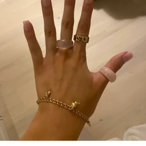 Ringar - Super fina ringar i plast! Beställt ringar på nätet som tyvärr är för stora. Säljer de billigt pga att jag köpte dem billigt. 