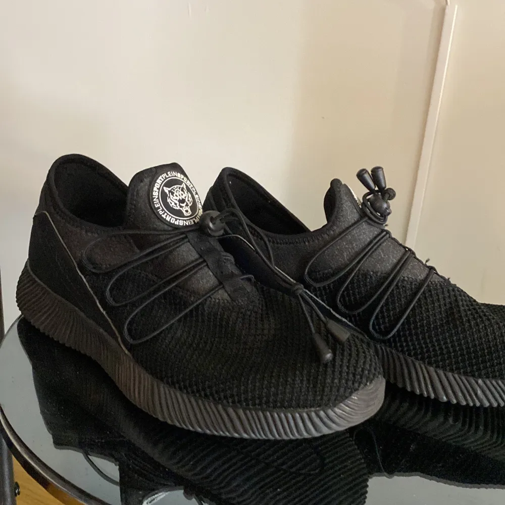 Dessa skor tillhör Philip Plein sport serie ”Plein Sport”. Använda endast gång, går att se på skornas skick. Väldigt lätta att bära, tunna sommarskor!. Kengät.