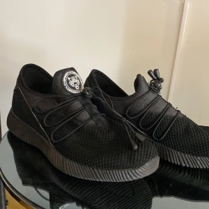 Plein Sport Skor Herr - Dessa skor tillhör Philip Plein sport serie ”Plein Sport”. Använda endast gång, går att se på skornas skick. Väldigt lätta att bära, tunna sommarskor!