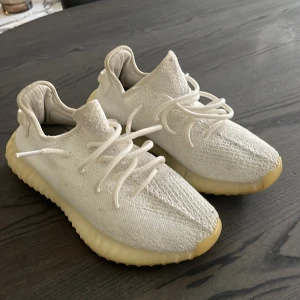 Yeezy Boost 350 v2 - Ett par sparsamt använda helvita yeezy boost 350 v2.  Storlek 40 2/3.  