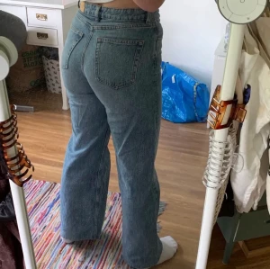 Jeans - Ljusblå jeans från Monki i modellen ”Yoko” 🦋 Jag är ca 165 cm lång Säljer för 120kr + frakt 📦  Vid frågor eller önskemål om fler bilder är det bara att höra av sig 🧚🏻‍♀️ 
