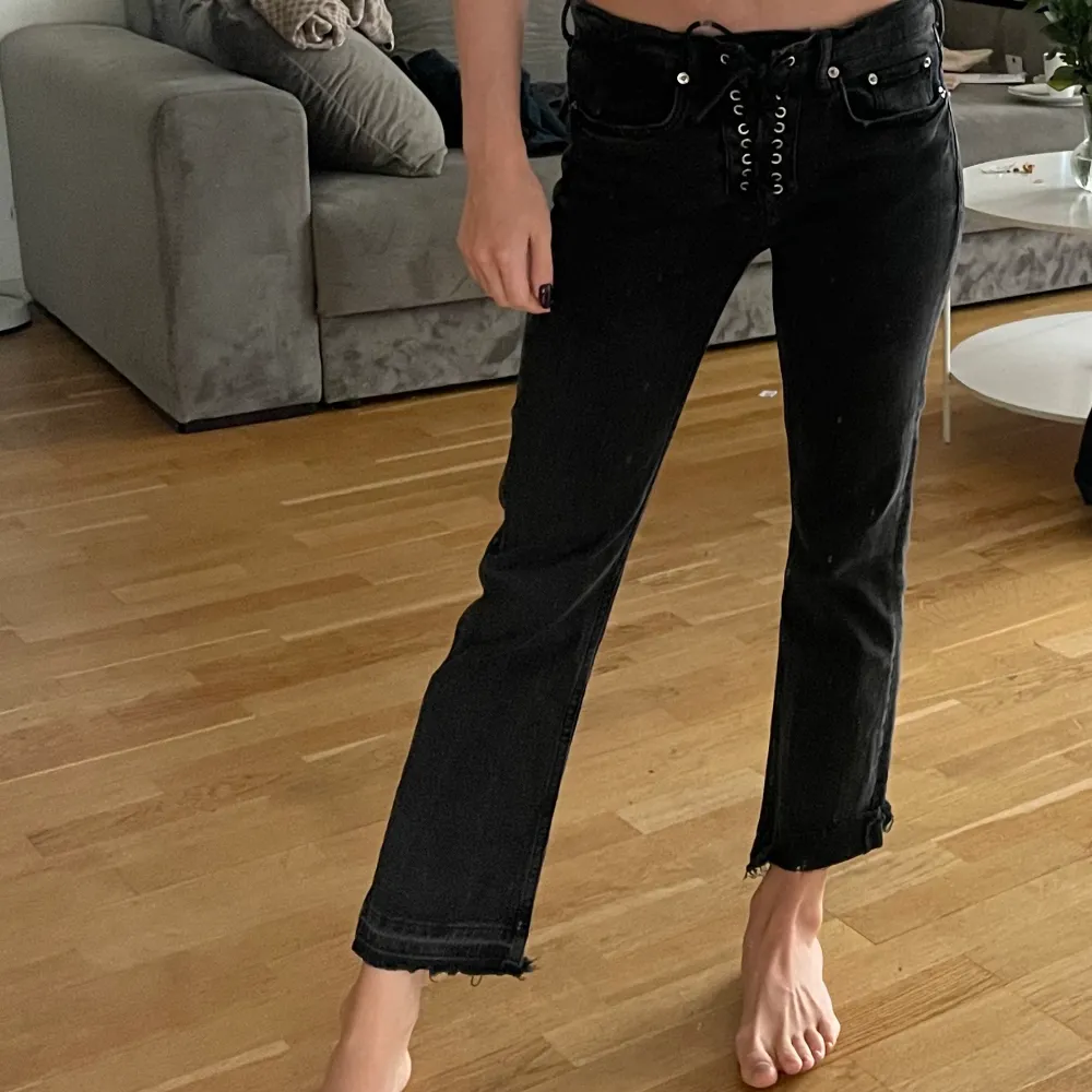 Svarta Zara jeans, snörade framtill. Jeans & Byxor.