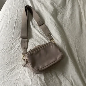 beige väska - denna väskan är jättegullig men tyvärr så kommer den inte till användning längre💗 den är i nyskick och kan ändras i längden.