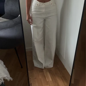 Vita mom jeans🤍🤍🤍 - Hej fina, dessa jeans är helt nya och oanvända! Dock kan dom vara lite för långa för vissa, men det är bara att fixa (sy ihop)