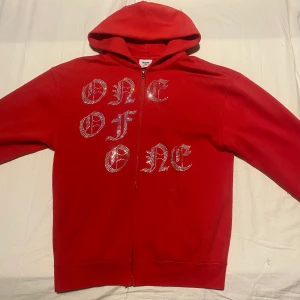 One Of One zip hoddie - Säljer nu min One Of One zip hoddie då den inte kommer till andvändning. Mycket bra skick då jag andvänt den fåtal gånger