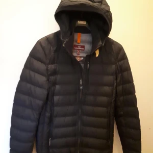 Parajumper jacka storlek S - Använd fåtalet gånger då jag växt ur den.