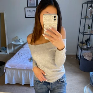 Grå off-shoulder tröja - Långärmad grå off-shoulder tröja. Står ej storlek men skulle säga att den är XS/S. Kan mötas upp eller frakta.