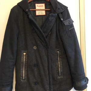 Mysig kappa - Oversized mysig kappa men fina knapp detaljer, perfekt för nuvarande och kommande årstid!! Storlek L men som sagt passar oversized, passar mig som har storlek S-M