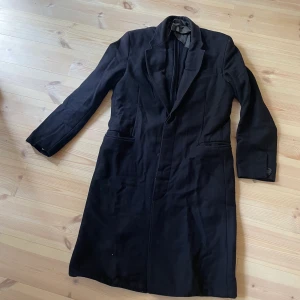 Acne rock  - Lång rock från Acne. Passformen är dressad. 