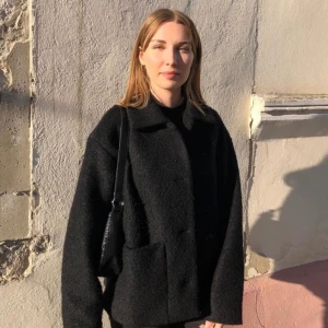 Monki jacka  - Fin jacka från monki som är slutsåld på många ställen. Den är i ny skick, då den inte passade. Är öppen att byta mot storlek xs. Lånade bilder🥰💓 köp direkt för 700 + frakt🥰🌸