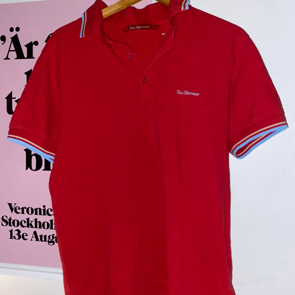 Röd polotröja från ben sherman  Köpt second hand  Säljer pga används inte längre . T-shirts.