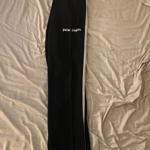 Palm angels byxor  - Säljer ett par svarta Palm byxor i storlek M  Köptes förra vintern men använt dem sparsamt (köpta på Palm angels hemsida)  Skriv vid frågor  Nypris 3 800 kr 