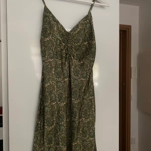 ZARA satin miniklänning - Superfin klänning från ZARA i stl S.