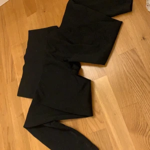 Säljer jötte fina svarta träningstighits  - Säljer svarta träningsbyxor som nästan aldrig har används köpte på prunkar för ungeäfr 100kr och säljer för 50kr kom prov för bilder på. Dem är i st xs men skulle säga att dem passar s och nästan M oxå då dem är jätte stretchiga 