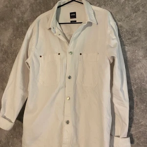 Zara Overshirt  - Hej, säljer en helvit Overshirt, haft den sen förra sommaren och användes bara då. Fint skick, kan finns någon liten fläck som ej går bort.
