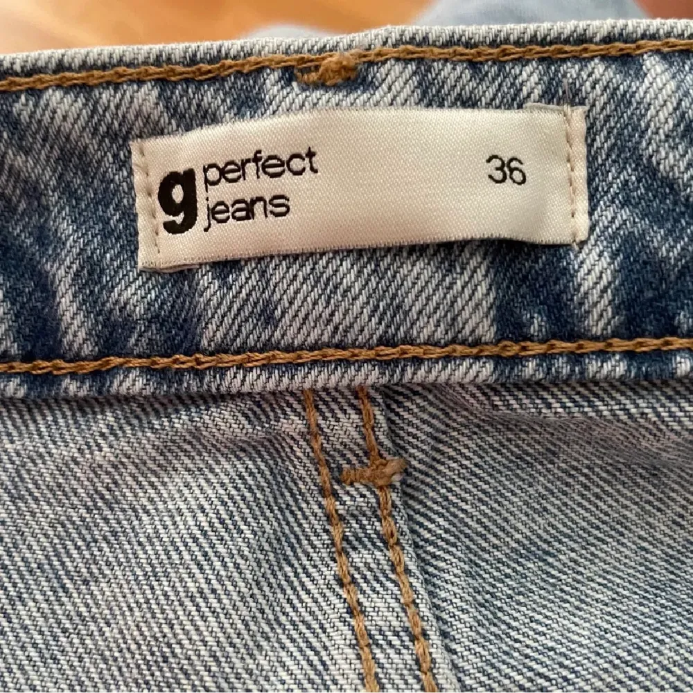Slutsålda jeans från ginatricot. Använda fåtal gånger och är i väldigt bra skick. Säljer pga att de inte kommer till användning. . Jeans & Byxor.