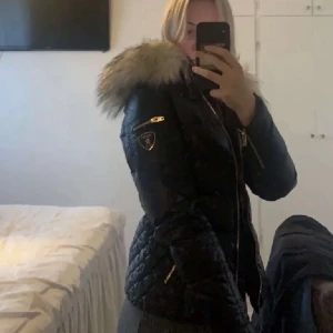 Rock and blue jacka  - Säljer min fina rock and blue jacka också då jag tröttnat och vill köpa ny jacka till vintern, inga skador (nyskick) 