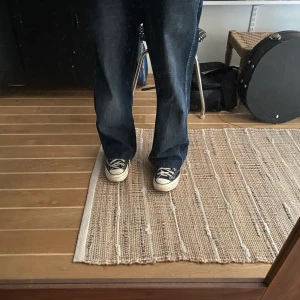 Baggy Jeans  - Baggy jeans med skön passform som ändå är rak. Mått: midja: 90cm. Innerben: 63cm. Benöppning: 24cm. Passar nog någon som är 150-160. Frakt tillkommer!