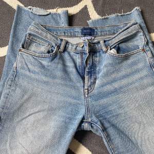 Jeans från GANT, OK skick. Storlek 27 vilket motsvarar XS/S. Avklippta nertill, cropped modell med ganska låg midja. 