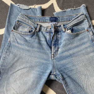 GANT jeans W27 - Jeans från GANT, OK skick. Storlek 27 vilket motsvarar XS/S. Avklippta nertill, cropped modell med ganska låg midja. 