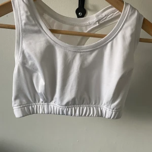 Sport bh - För stor för mig men finner ingen storlek men skulle tippa på M