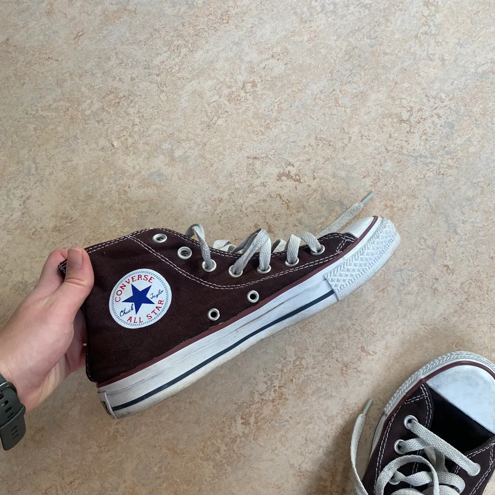 Ett par från början vita äkta Converse som jag färgat mörkbruna själv med textilfärg. Passar inte min fot, använd ca10 ggr på gym💓. Skor.