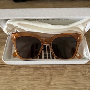 Chimi solglasögon  - Säljer mina chimis i färgen peach med svart glas. Fodral medföljer. Nypris 1200kr. Köparen står för frakten💕