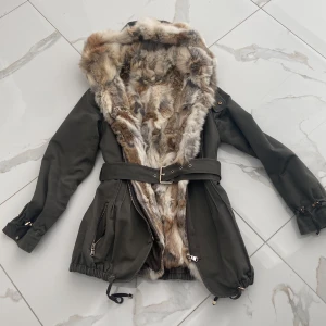 Vinter jacka storlek 36 - Militärgrön jacka köpt för 6000 äkta päls