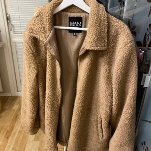 Teddy jacka i nyskick - Oversize Teddy jacka i brun-beige färg, storlek S men passar även M och xs. knappt använd! Nypris 500kr