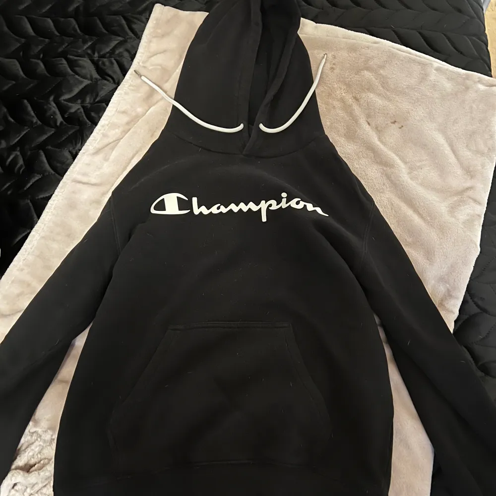 Champion hoodie i storlek M.  Använd några få gånger bara . Hoodies.