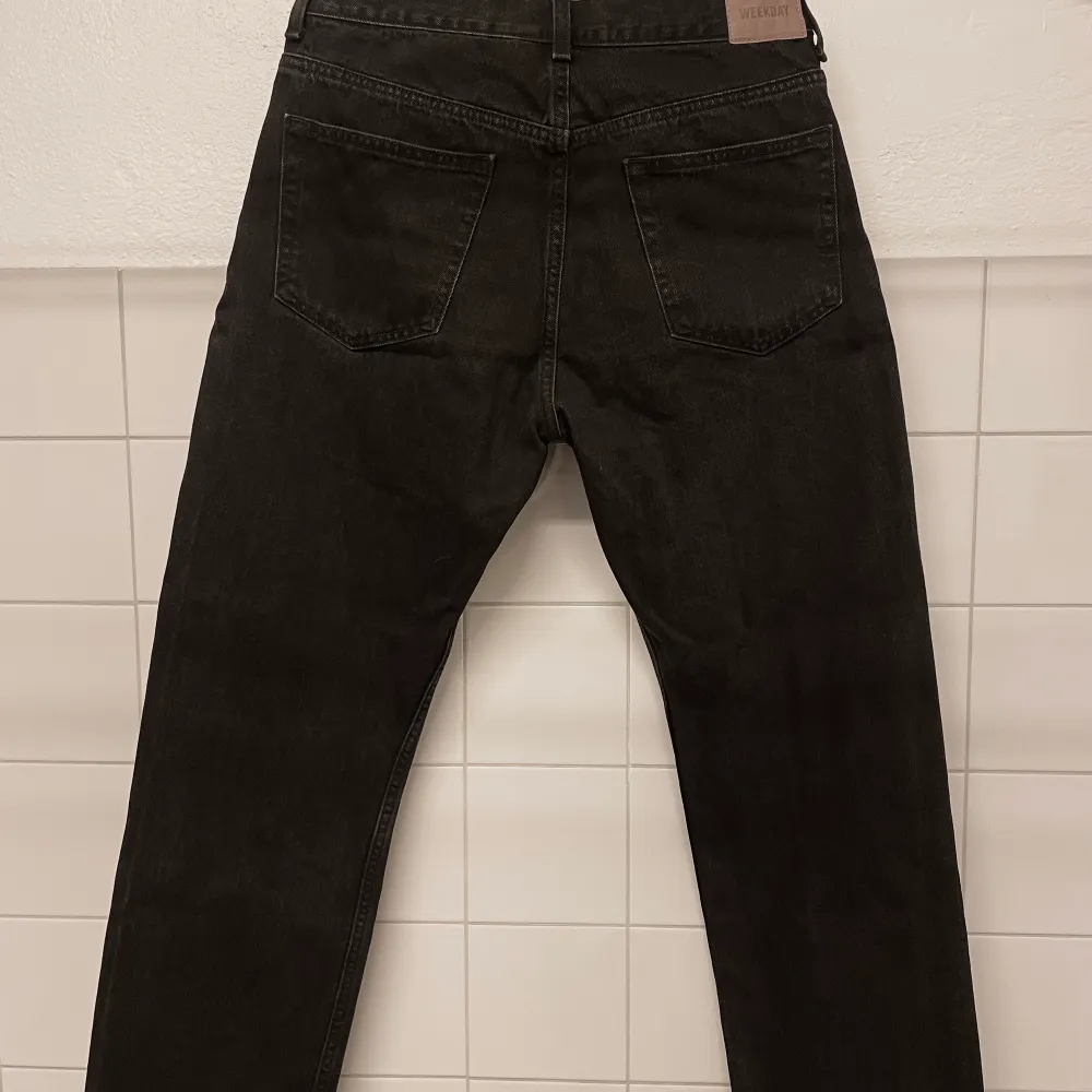 Weekday, bra skick, svart färg. Modell space, storlek: 30/30  . Jeans & Byxor.
