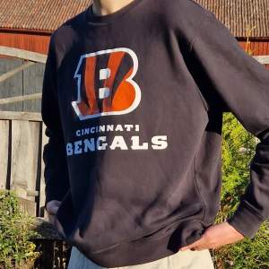 Cincinnati Bengals tröja från Majestic i college-modell. Ungefärlig storlek: M